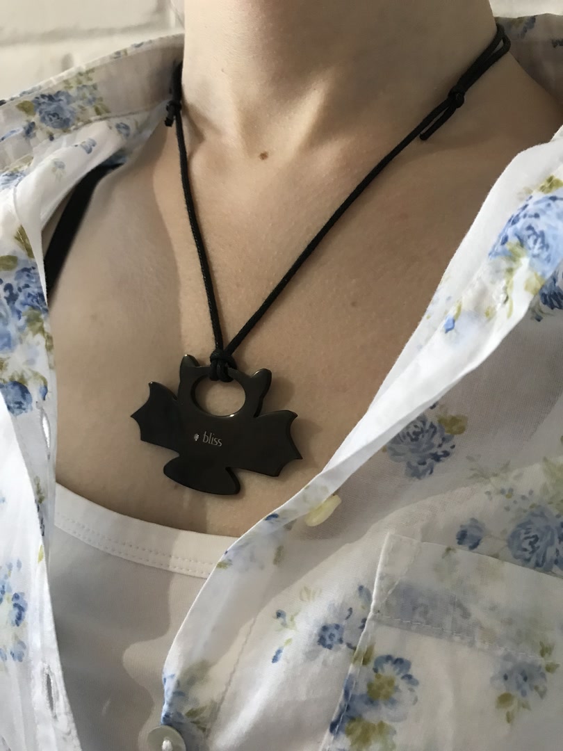 Колье с подвеской летучая мышь