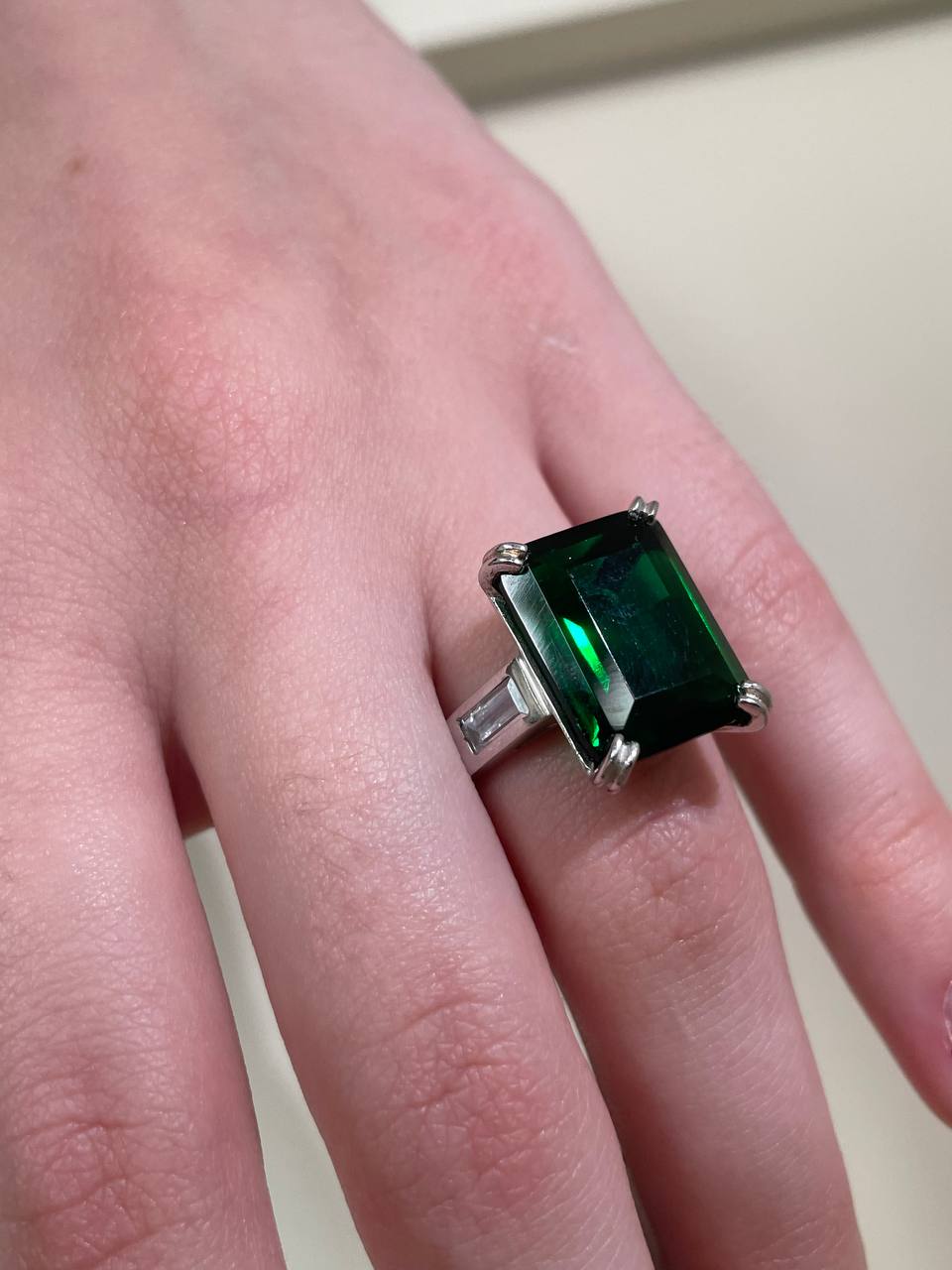 Кольцо с зеленым фианитом